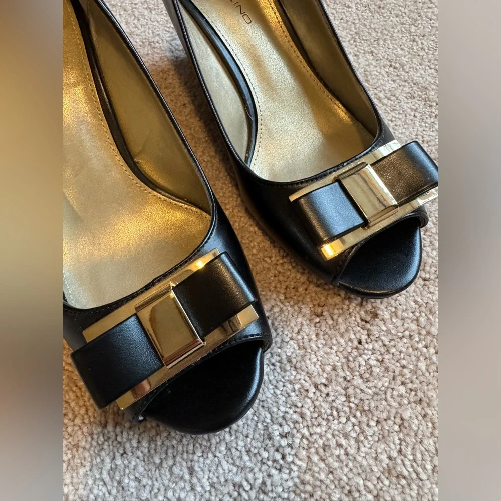 Bandolino Black Peep Toe Wedges Block Heels Bow Pump Gold Leather Metallic
